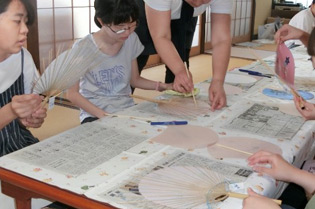 千葉県の伝統工芸品「房州うちわ作り」