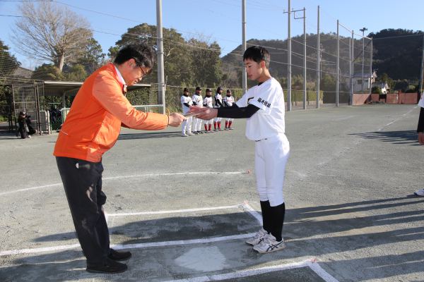 前回大会:トロフィーの授与