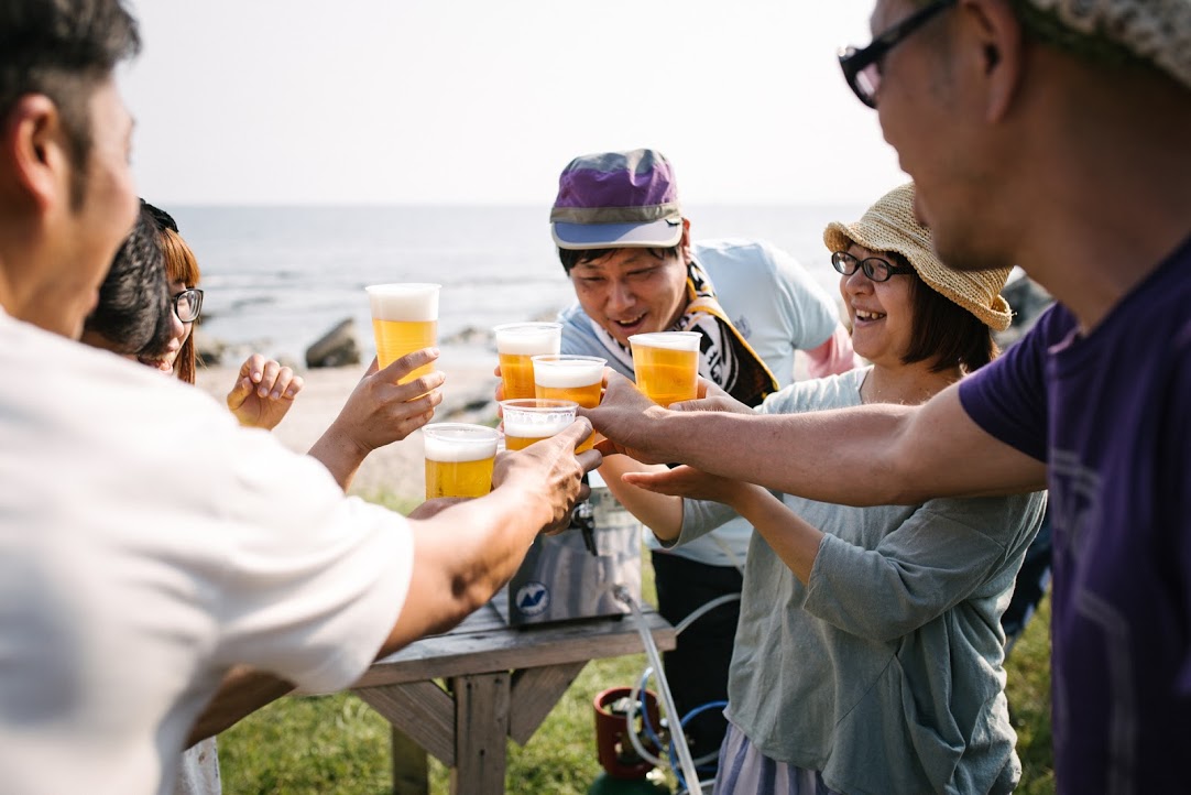仲間と乾杯!
