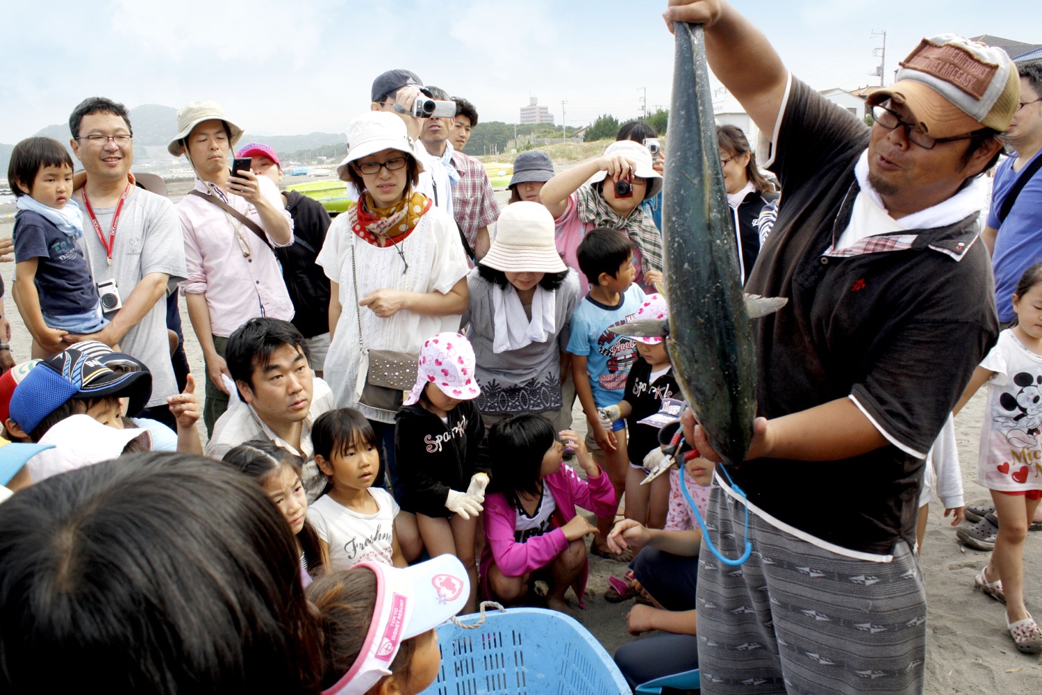 地引網で獲れた魚について学ぶ様子