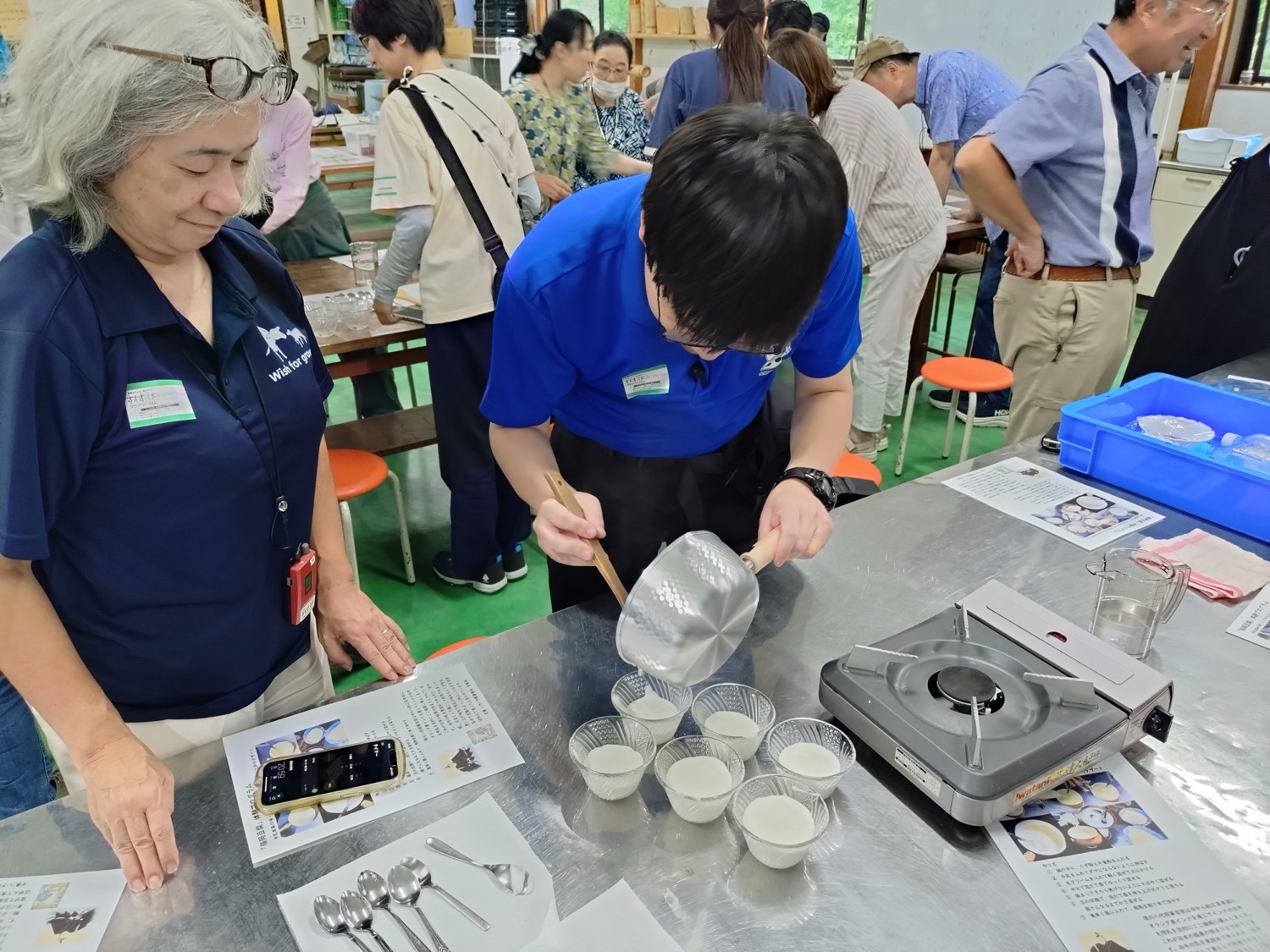 嶺岡豆腐作りを体験する参加者