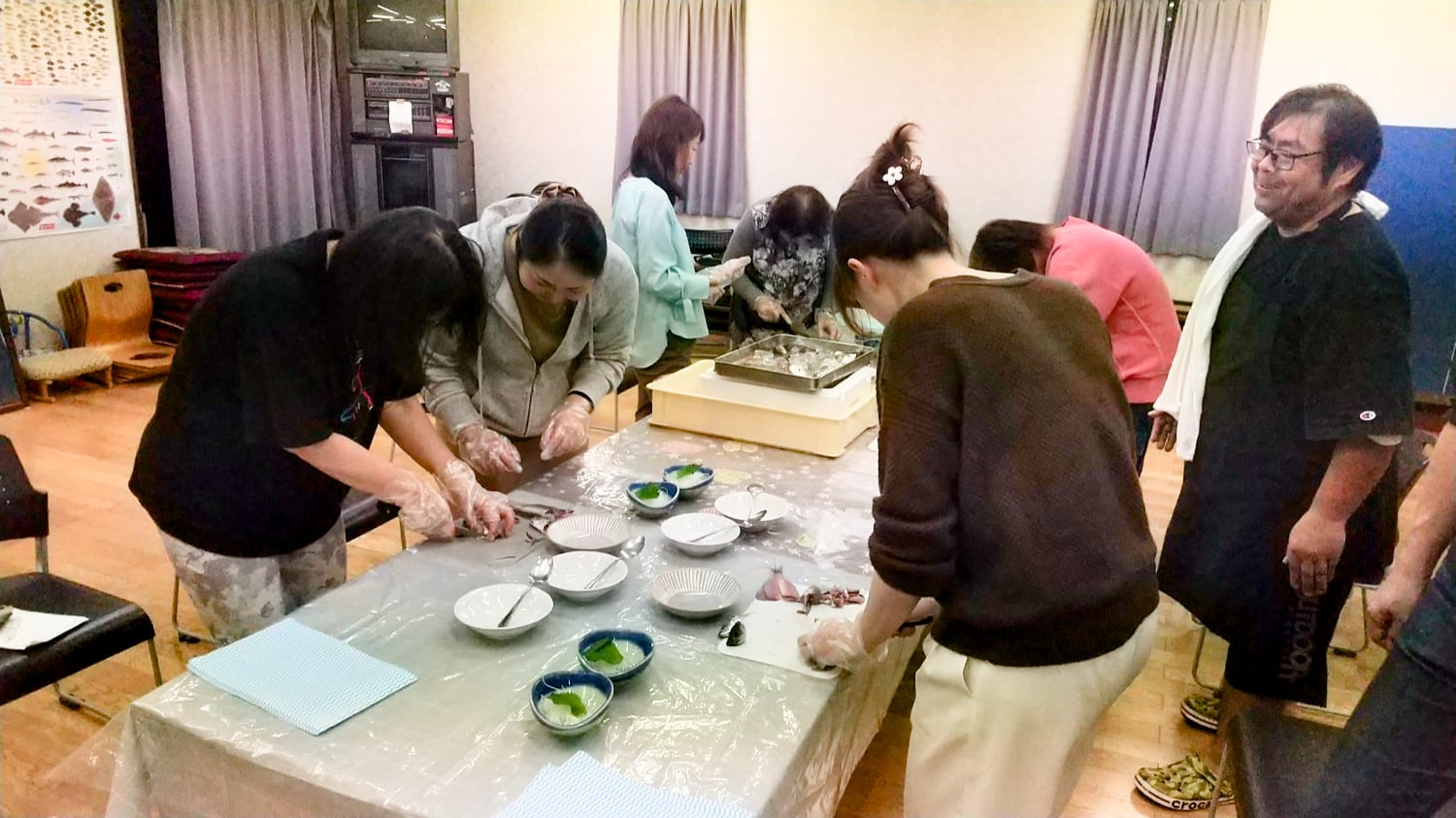 アジ料理を通して地域の食文化を学ぶ様子