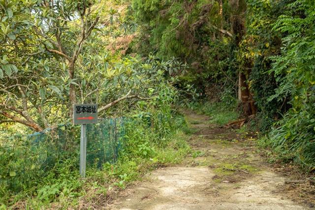 登城路にこのような標柱が立ってます