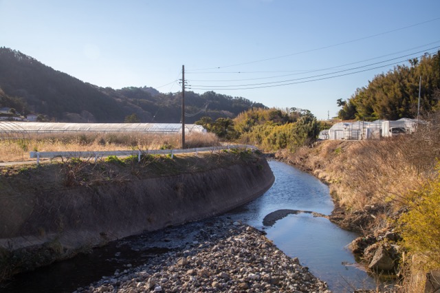 里見番所の築かれた山は、平久里川とその支流の囲まれた要害です。