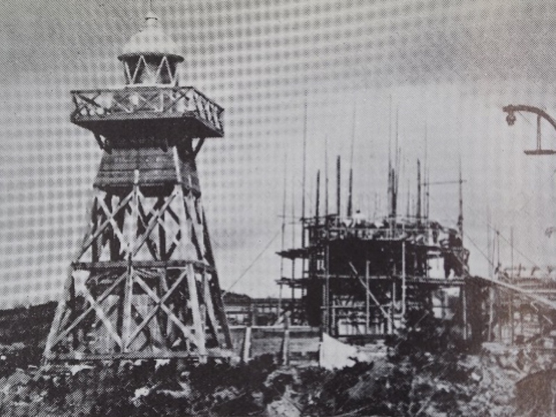 再建中の野島埼灯台(右)、左は仮設の灯台
